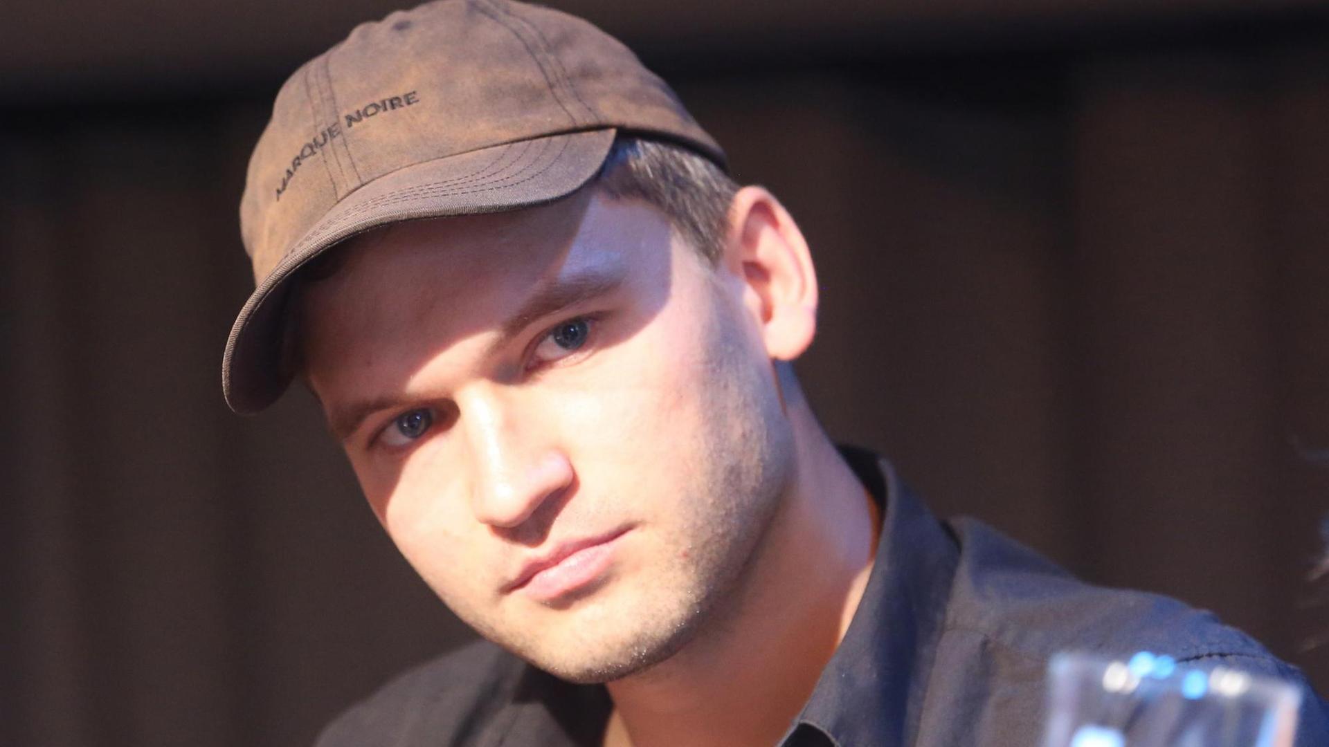 Der österreichische Autor Thomas Köck beanwortet nach der Vorstellung seines Stückes "paradies spielen (abendland, ein abgesang" Fragen auf einem Gesprächspodium. Thomas Köck gewinnt den Mülheimer Dramatikerpreis 2018. Der mit 15.000 Euro dotierte Preis gilt als eine der wichtigsten Bühnen-Auszeichnungen. Der österreichische Autor Thomas Köck beanwortet nach der Vorstellung seines Stückes "paradies spielen (abendland, ein abgesang" Fragen auf einem Gesprächspodium. Thomas Köck gewinnt den Mülheimer Dramatikerpreis 2018. Der mit 15.000 Euro dotierte Preis gilt als eine der wichtigsten Bühnen-Auszeichnungen.