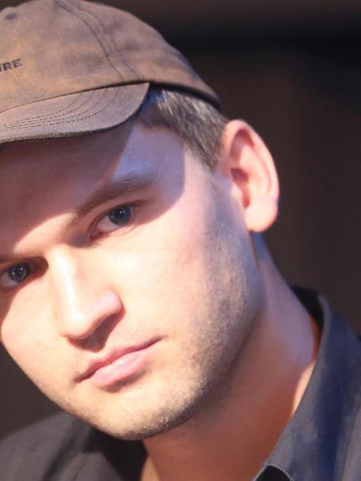 Der österreichische Autor Thomas Köck beanwortet nach der Vorstellung seines Stückes "paradies spielen (abendland, ein abgesang" Fragen auf einem Gesprächspodium. Thomas Köck gewinnt den Mülheimer Dramatikerpreis 2018. Der mit 15.000 Euro dotierte Preis gilt als eine der wichtigsten Bühnen-Auszeichnungen.