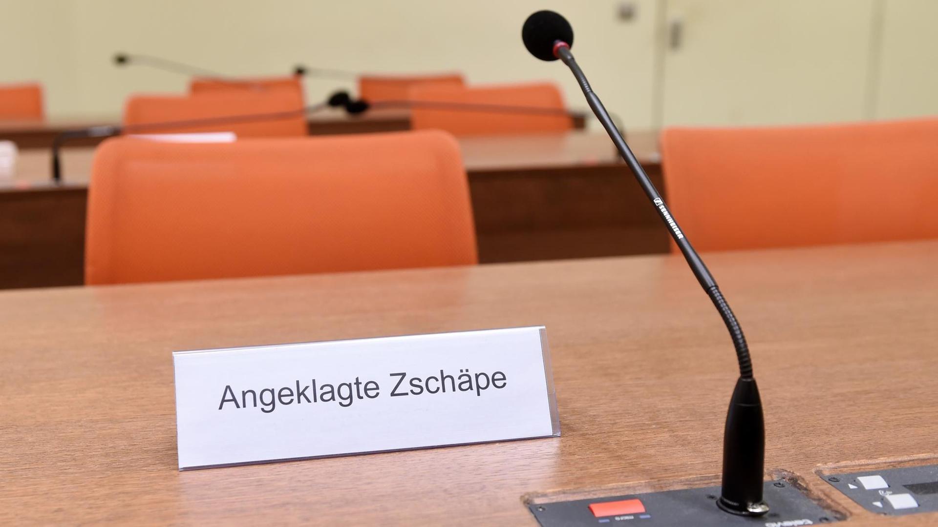 Das Namensschild der Angeklagten Zschäpe im Gerichtssal Das Namensschild der Angeklagten Zschäpe im Gerichtssal