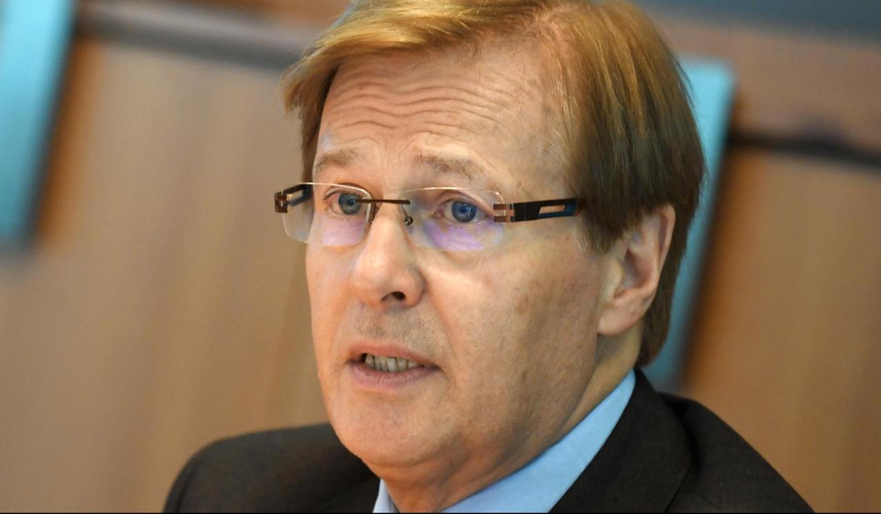 Der nordrhein-westfälische Justizminister Peter Biesenbach (CDU) stellt am 12.09.2017 in Düsseldorf (Nordrhein-Westfalen) Leitlinien für eine effektive Anzeigenerstattung bei Cyberangriffen auf Firmen vor. Foto: Christoph Zeiher/dpa | Verwendung weltweit Der nordrhein-westfälische Justizminister Peter Biesenbach (CDU) stellt am 12.09.2017 in Düsseldorf (Nordrhein-Westfalen) Leitlinien für eine effektive Anzeigenerstattung bei Cyberangriffen auf Firmen vor. Foto: Christoph Zeiher/dpa | Verwendung weltweit