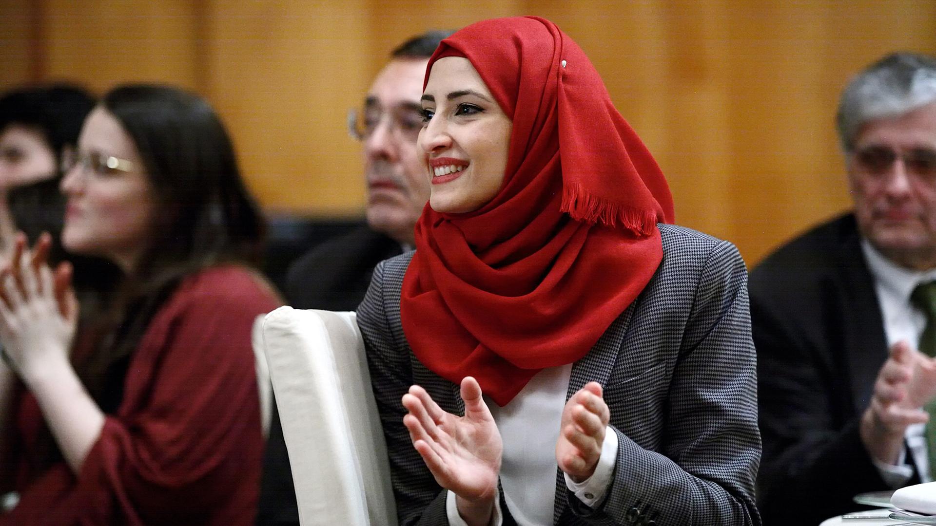 Muslimische Studentin mit Kopftuch während des Galaabend im Auswärtigen Amt Berlin zugunsten des Studiengangs European Studies". Muslimische Studentin mit Kopftuch während des Galaabend im Auswärtigen Amt Berlin zugunsten des Studiengangs European Studies".