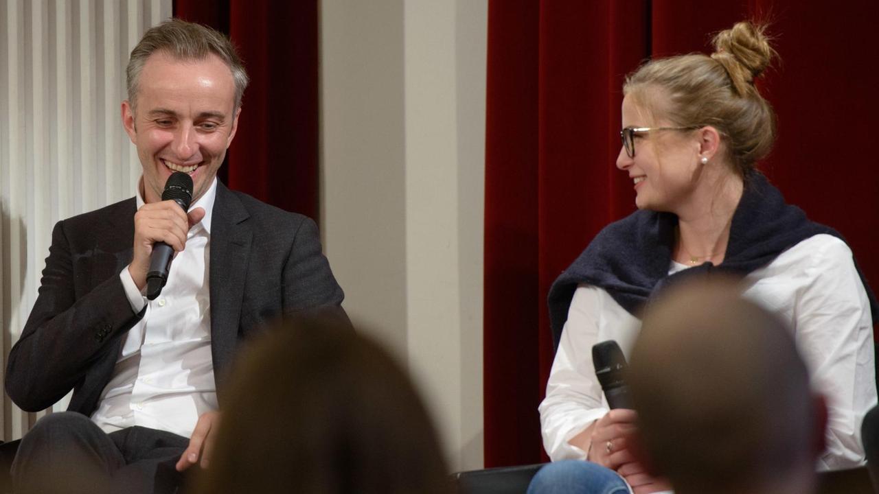 Der Moderator und Satiriker Jan Böhmermann spricht im Deutschen Nationaltheater während der Gesprächsrunde "Wie engagiert ihr euch?!" mit der Schülerin Jil-Marie Bamberger, die bei einer Demo von Populisten in Bielefeld eingriff. Der Moderator und Satiriker Jan Böhmermann spricht im Deutschen Nationaltheater während der Gesprächsrunde "Wie engagiert ihr euch?!" mit der Schülerin Jil-Marie Bamberger, die bei einer Demo von Populisten in Bielefeld eingriff.