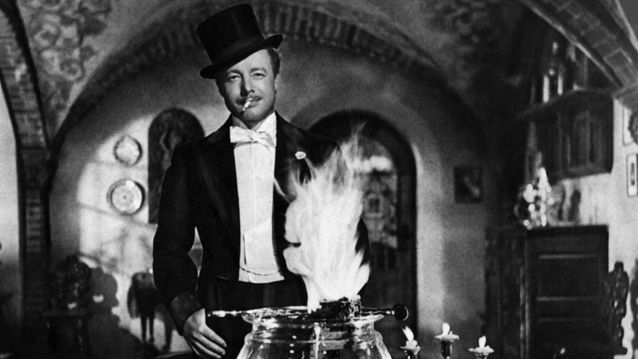 Heinz Rühmann als Schriftsteller Dr. Johannes Pfeiffer im Film "Die Feuerzangenbowle" aus dem Jahr 1944