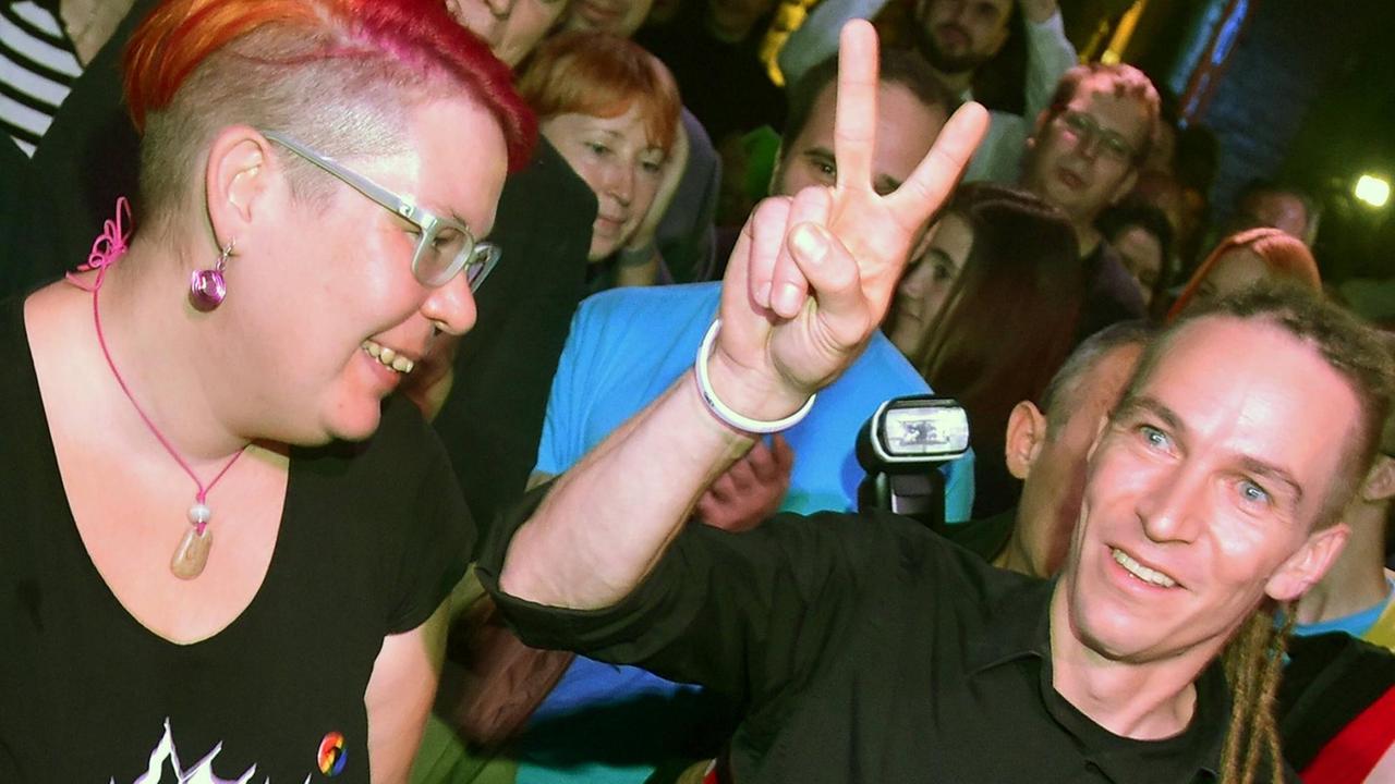 Der Chef der Piratenpartei in Tschechien, Ivan Bartos, zeigt ein Victory-Zeichen auf der Wahlparty zu den Parlamentswahlen in Tschechien 2017. Der Chef der Piratenpartei in Tschechien, Ivan Bartos, zeigt ein Victory-Zeichen auf der Wahlparty zu den Parlamentswahlen in Tschechien 2017.