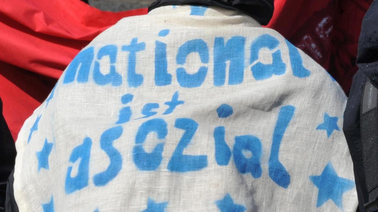 Ein Teilnehmer einer Demonstration zeigt am Samstag (05.09.2009) in Dortmund ein Transparent mit der Aufschrift "national ist asozial". 