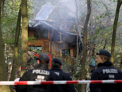 Rauch steigt aus einem Baumhaus der Umweltaktivisten auf bei der Räumung des Hambacher Forstes. 