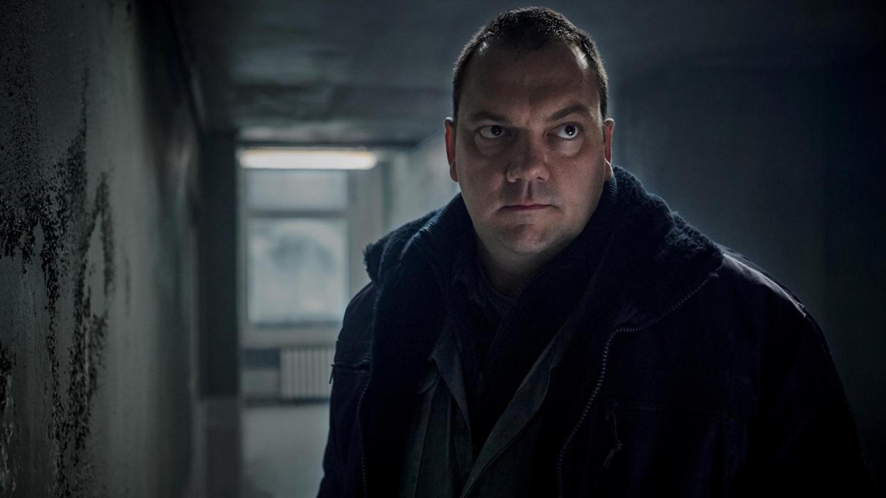 Der Schauspieler Charly Hübner in einer Szene der Serie "Hausen", die bei Sky zu sehen ist. Der Schauspieler Charly Hübner in einer Szene der Serie "Hausen", die bei Sky zu sehen ist.