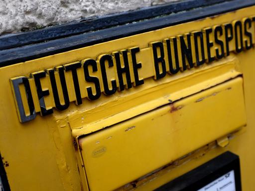 Ein Briefkasten mit einer alten Aufschrift "Deutsche Bundespost", aufgenommen in Baden-Baden