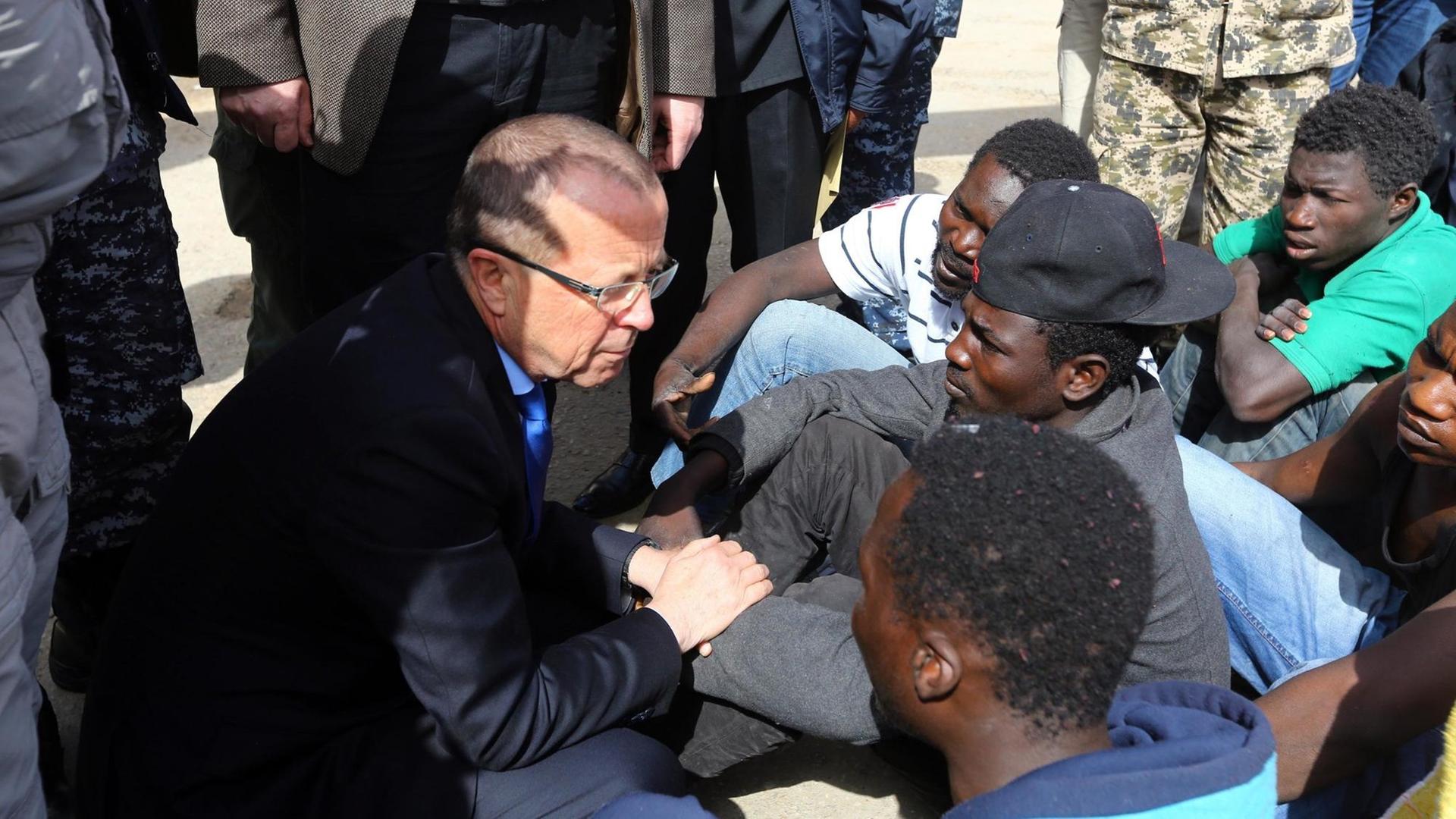 Der Diplomat Martin Kobler spricht mit Migranten in Tripolis, Libyen, 21. Februar 2017. Der Diplomat Martin Kobler spricht mit Migranten in Tripolis, Libyen, 21. Februar 2017.