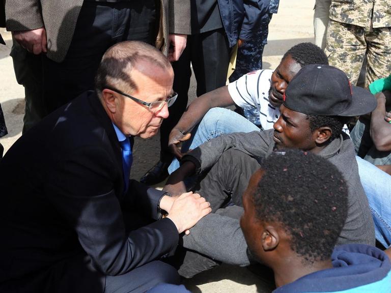 Der Diplomat Martin Kobler spricht mit Migranten in Tripolis, Libyen, 21. Februar 2017.
