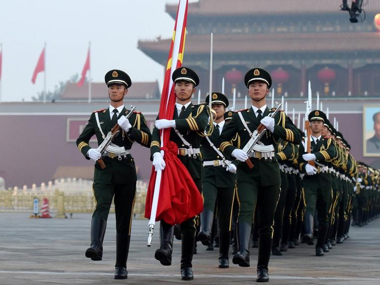 Flaggenzeremonie am Tiananmen-Platz in Peking
