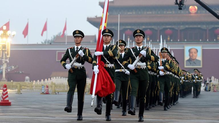 Flaggenzeremonie am Tiananmen-Platz in Peking