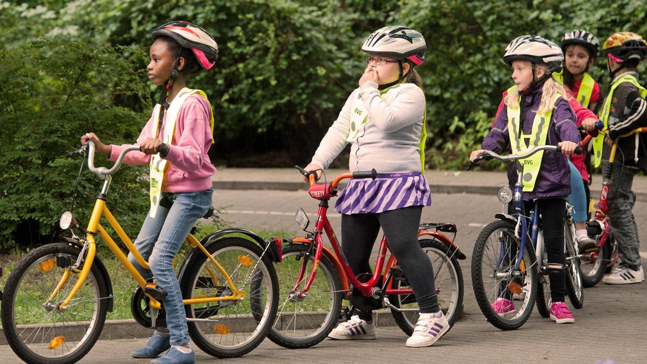 Kinder üben am 8.8.2012 auf dem Verkehrsübungsplatz der Verkehrsschule Wilmersdorf das richtige Verhalten im Verkehr. Die Landesverkehrswacht Berlin, die Berliner Verkehrsbetriebe und die Bildungssenatorin Scheeres (SPD) starteten zu Schulbeginn die Aktion «ABC-Schützen schützen!». Kinder üben am 8.8.2012 auf dem Verkehrsübungsplatz der Verkehrsschule Wilmersdorf das richtige Verhalten im Verkehr. Die Landesverkehrswacht Berlin, die Berliner Verkehrsbetriebe und die Bildungssenatorin Scheeres (SPD) starteten zu Schulbeginn die Aktion «ABC-Schützen schützen!».