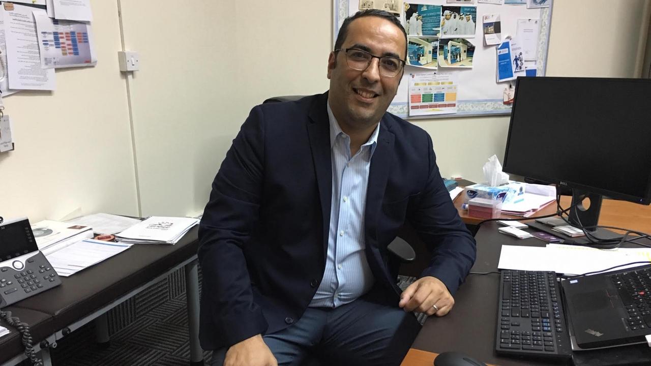 Der jemenitische Sportwissenschaftler Mahfoud Amara sitzt in seinem Büro am Schreibtisch