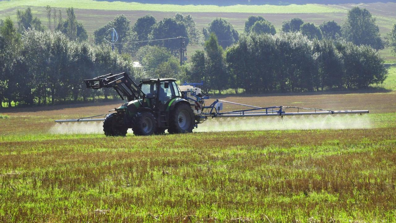 Traktor spritzt Glyphosat zur Unkrautvernichtung im Sommer in Rheinland Pfalz. Traktor spritzt Glyphosat zur Unkrautvernichtung im Sommer in Rheinland Pfalz.