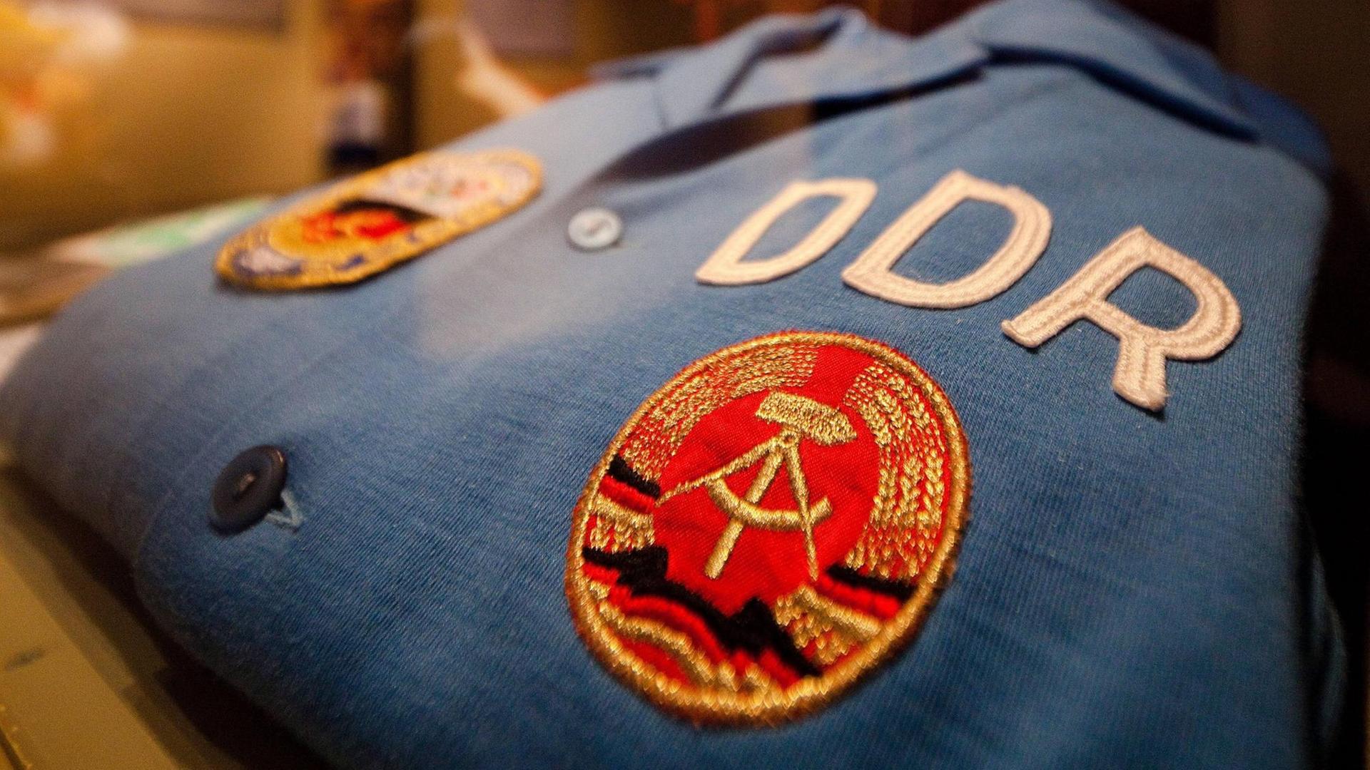 Ein DDR -Trainingsanzug ist 2010 in der Ausstellung "Wir gegen uns" im Bonner Haus der Geschichte zu sehen Ein DDR -Trainingsanzug ist 2010 in der Ausstellung "Wir gegen uns" im Bonner Haus der Geschichte zu sehen