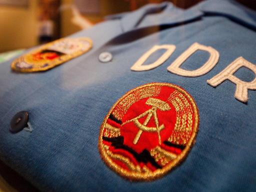 Ein DDR -Trainingsanzug ist 2010 in der Ausstellung "Wir gegen uns" im Bonner Haus der Geschichte zu sehen Ein DDR -Trainingsanzug ist 2010 in der Ausstellung "Wir gegen uns" im Bonner Haus der Geschichte zu sehen