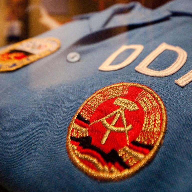 Ein DDR -Trainingsanzug ist 2010 in der Ausstellung "Wir gegen uns" im Bonner Haus der Geschichte zu sehen Ein DDR -Trainingsanzug ist 2010 in der Ausstellung "Wir gegen uns" im Bonner Haus der Geschichte zu sehen