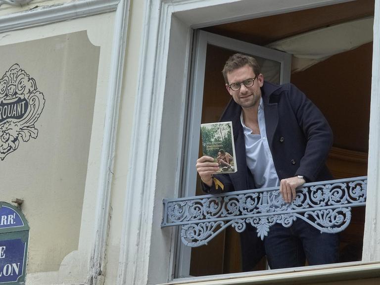 Am Fenster zeigt Nicolas Mathieu stolz sein Buch, mit dem er literarische Ehren erlangt hat.