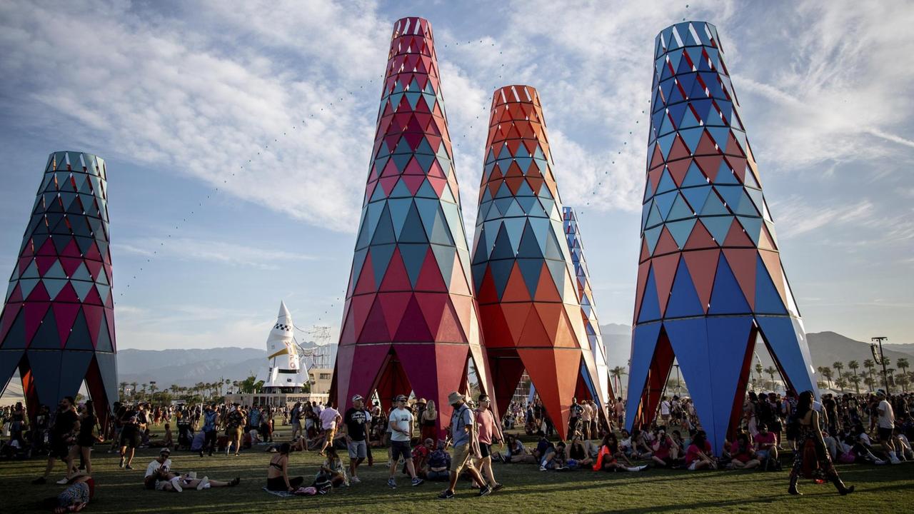 Musikfans lagern beim Coachella-Festival unter bunten Pavillions Musikfans lagern beim Coachella-Festival unter bunten Pavillions