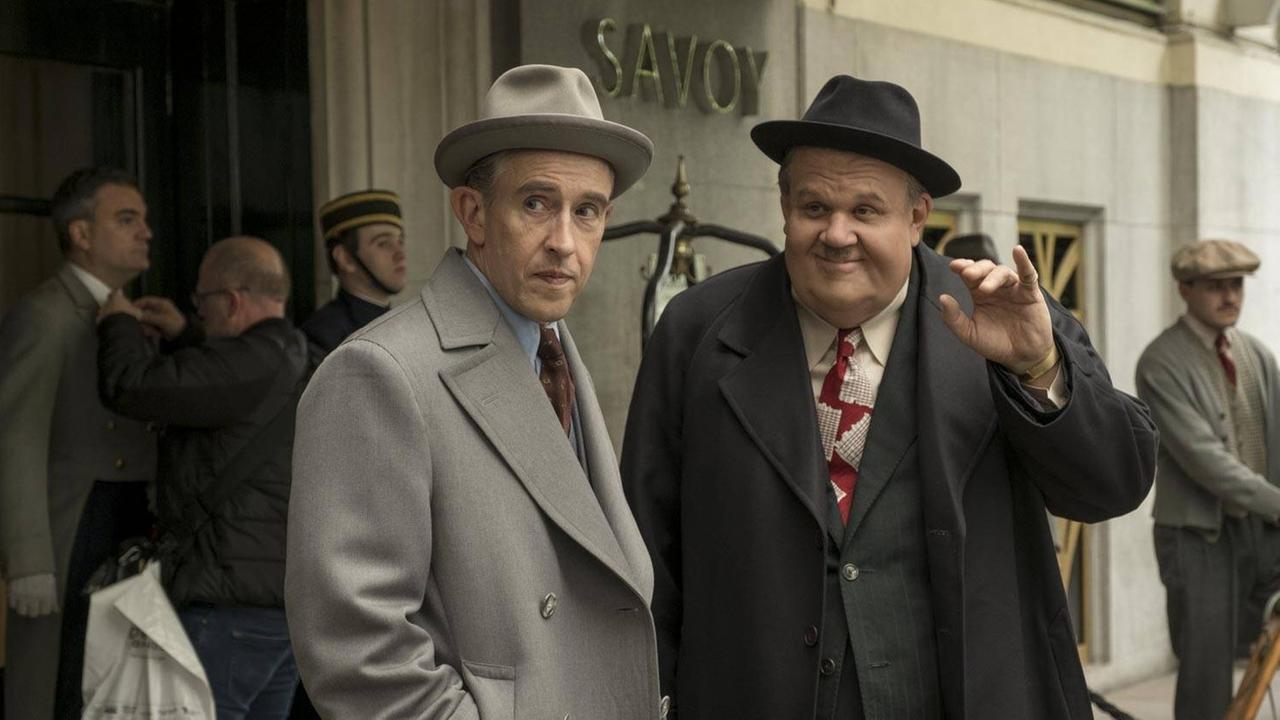 Stan und Ollie stehen im Mantel und mit Hut vor dem Savoy Hotel