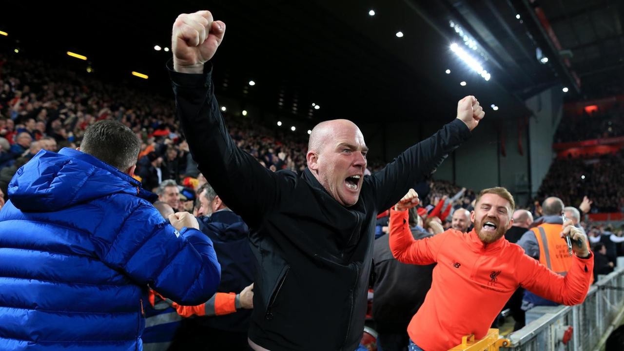 Liverpool Fans feiern ihren Sieg gegen FC Everton. Liverpool Fans feiern ihren Sieg gegen FC Everton.