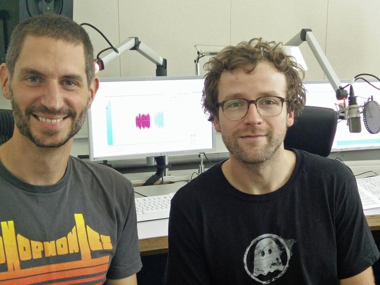 Der Labelbetreiber und Marketingexperte Andreas Gutjahr (l) zu Gast bei Deutschlandradio Kultur - in der "Tonart" mit Moderator Carsten Rochow.