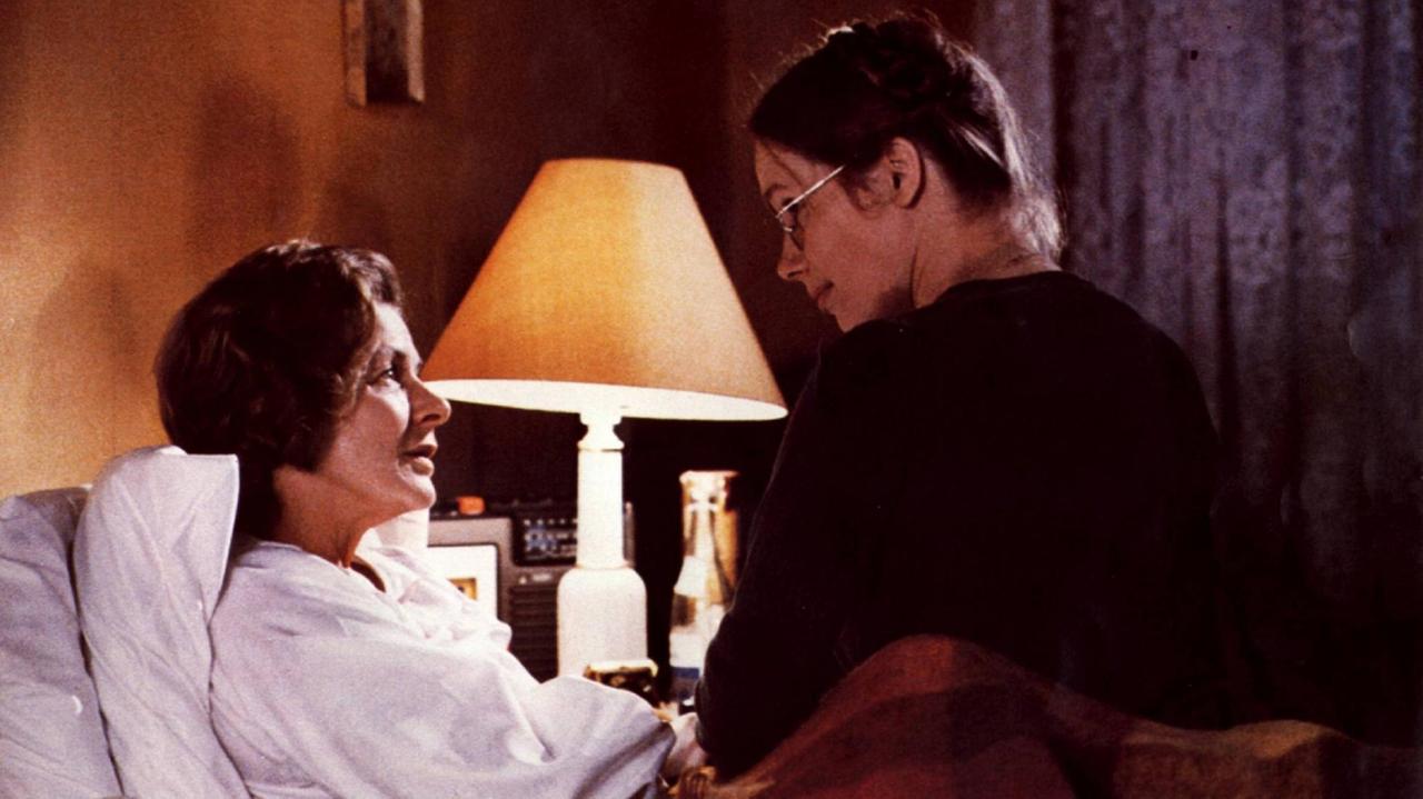 Ingrid Bergman und Liv Ullmann in dem Film "Herbstsonate", 1978. Regie: Ingmar Bergman. In dieser Szene sitzt die Tochter am Bett der Mutter.
