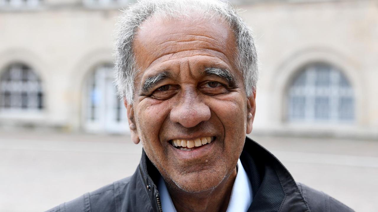 Mojib Latif, Klimaforscher und Vertreter von Scientists for Future, steht am 16.05.2019 vor dem Rathaus – die Bürgerinitiative "Klimanotstand Kiel" stellte hier ihre Resolution mit Forderungen für die Landeshauptstadt Kiel zur Erklärung des Klimanotstands vor. Mojib Latif, Klimaforscher und Vertreter von Scientists for Future, steht am 16.05.2019 vor dem Rathaus – die Bürgerinitiative "Klimanotstand Kiel" stellte hier ihre Resolution mit Forderungen für die Landeshauptstadt Kiel zur Erklärung des Klimanotstands vor.