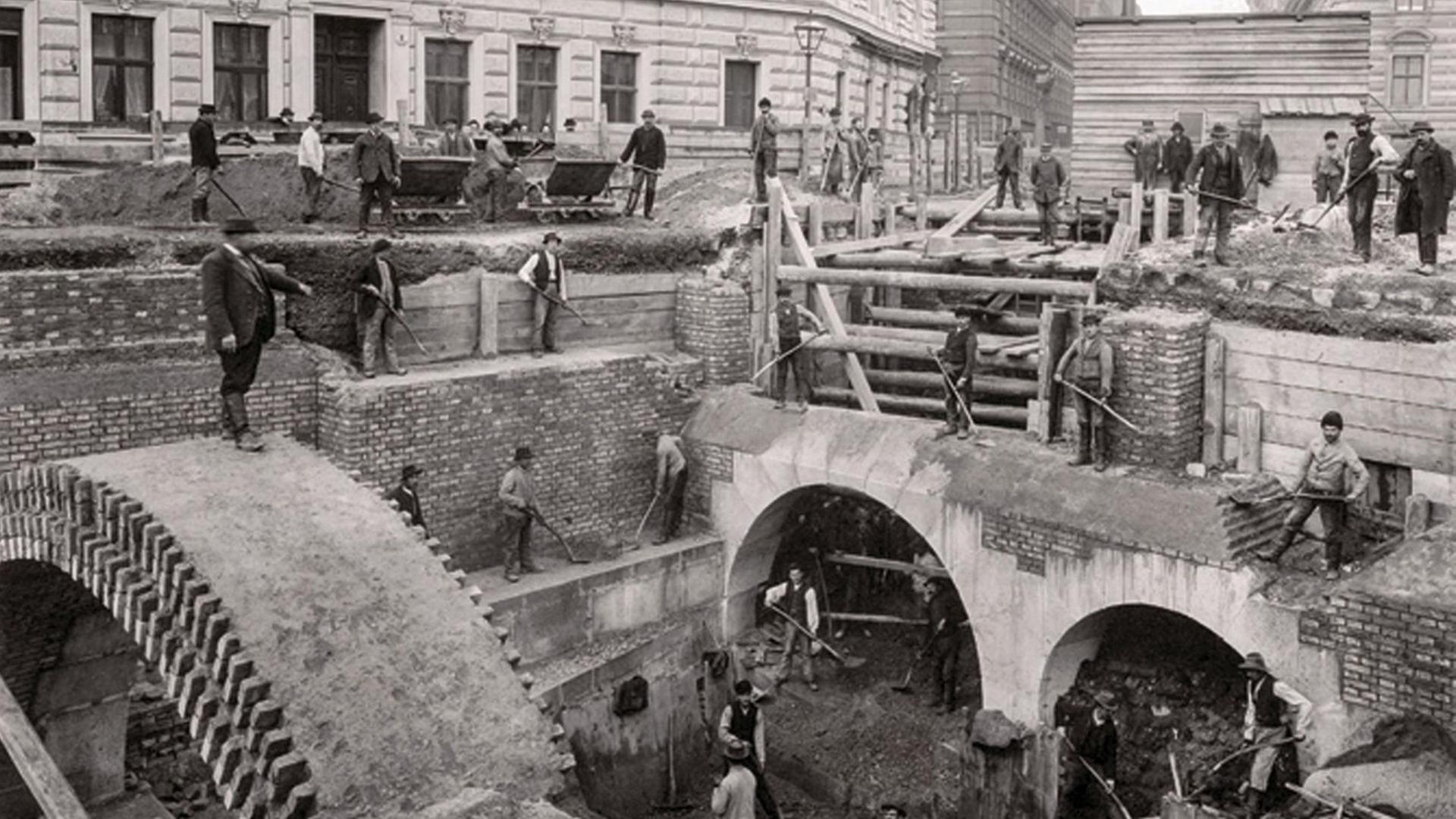 Aufgestellt un dgut verteilt auf den einzelnen Ebenen der Baustelle warten die Bauarbeiter bis das Foto fertig ist. Aufgestellt un dgut verteilt auf den einzelnen Ebenen der Baustelle warten die Bauarbeiter bis das Foto fertig ist.