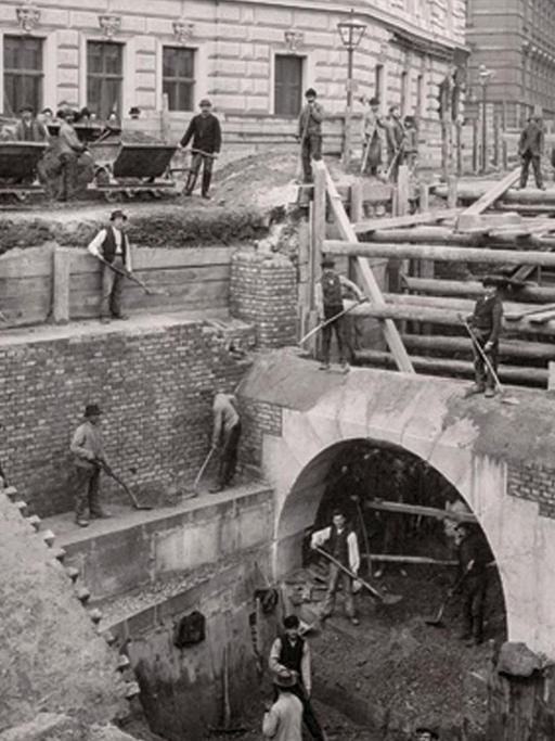Aufgestellt un dgut verteilt auf den einzelnen Ebenen der Baustelle warten die Bauarbeiter bis das Foto fertig ist.