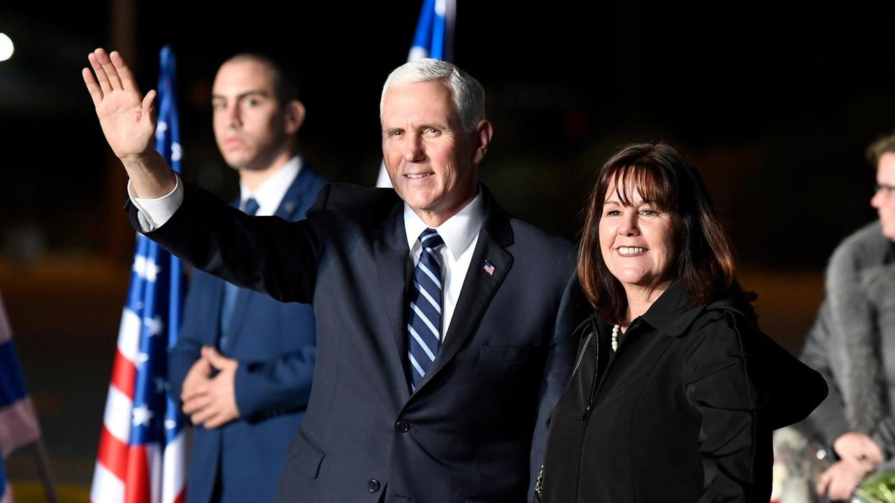 US-Vizepräsident Mike Pence und seine Frau Karen kommen am 21.01.2018 auf dem Flughafen Ben Gurion in Tel Aviv (Israel) an. US-Vizepräsident Mike Pence und seine Frau Karen kommen am 21.01.2018 auf dem Flughafen Ben Gurion in Tel Aviv (Israel) an.