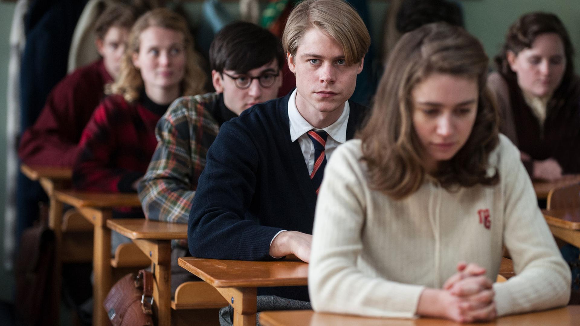 Szene aus dem Film "Das schweigende Klassenzimmer": Kurt (Tom Gramenz) und seine Klassenkameraden halten eine Schweigeminute ab Szene aus dem Film "Das schweigende Klassenzimmer": Kurt (Tom Gramenz) und seine Klassenkameraden halten eine Schweigeminute ab