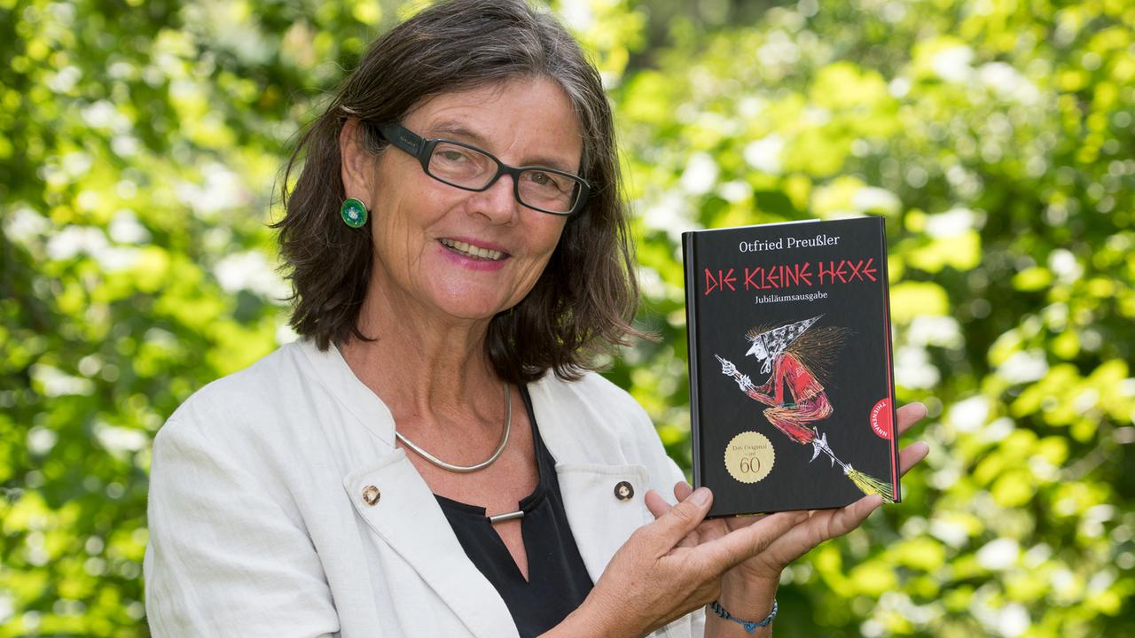 Susanne Preußler-Bitsch, Tochter des Schriftstellers Otfried Preußler, hält eine Ausgabe von "Die kleine Hexe" in die Kamera. Susanne Preußler-Bitsch, Tochter des Schriftstellers Otfried Preußler, hält eine Ausgabe von "Die kleine Hexe" in die Kamera.