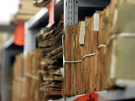 Akten aus dem eingestürzten historischen Archiv der Stadt Köln stehen im Historischen Archiv des Erzbistums Köln, wo sie zwischengelagert werden. Akten aus dem eingestürzten historischen Archiv der Stadt Köln stehen im Historischen Archiv des Erzbistums Köln, wo sie zwischengelagert werden.