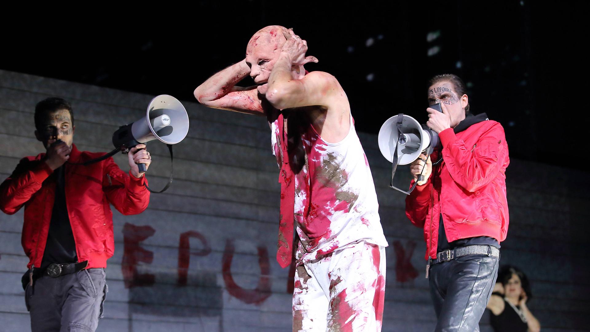 Camill Jammal (als Volkstribun), Michael Goldberg (als Gaius Marcius Coriolan) und Benjamin Lillie (als Volkstribun, v.l.) während der Fotoprobe zu "Rom" im Deutschen Theater Berlin, nach "Coriolan", "Julius Cäsar" und "Antonius und Cleopatra" von William Shakespeare in der Regie von Karin Henkel. Uraufführung ist am 16. März 2018. Camill Jammal (als Volkstribun), Michael Goldberg (als Gaius Marcius Coriolan) und Benjamin Lillie (als Volkstribun, v.l.) während der Fotoprobe zu "Rom" im Deutschen Theater Berlin, nach "Coriolan", "Julius Cäsar" und "Antonius und Cleopatra" von William Shakespeare in der Regie von Karin Henkel. Uraufführung ist am 16. März 2018.