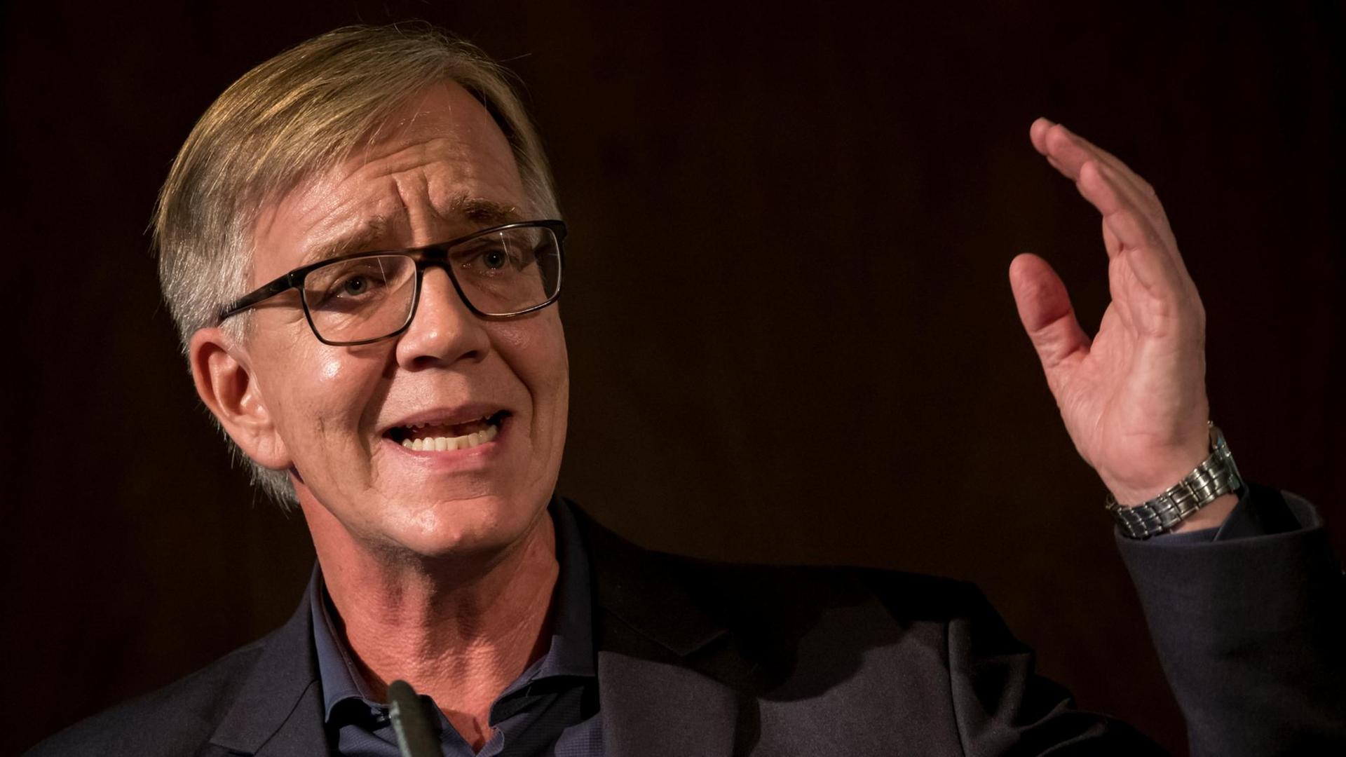 Der Fraktionsvorsitzende der Partei Die Linke, Dietmar Bartsch während seiner Rede auf einem Parteitag in Wolfsburg Der Fraktionsvorsitzende der Partei Die Linke, Dietmar Bartsch während seiner Rede auf einem Parteitag in Wolfsburg