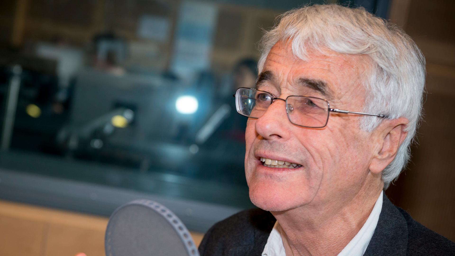 Der britische Politikwissenschaftler Colin Crouch, aufgenommen 2013 im Studio von Deutschlandradio Kultur Der britische Politikwissenschaftler Colin Crouch, aufgenommen 2013 im Studio von Deutschlandradio Kultur