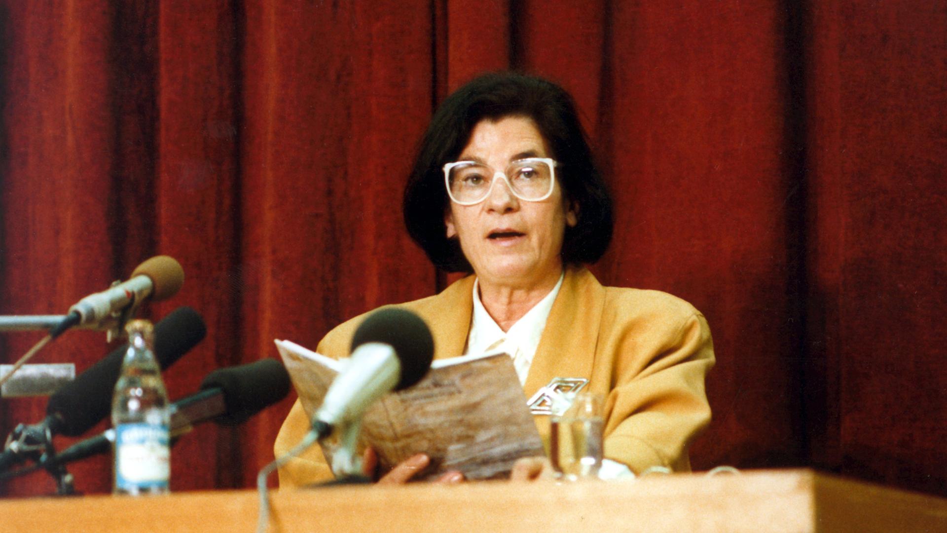 Die Schriftstellerin Christa Wolf im Jahr 1989, hier bei einer Lesung in Leipzig. Die Schriftstellerin Christa Wolf im Jahr 1989, hier bei einer Lesung in Leipzig.