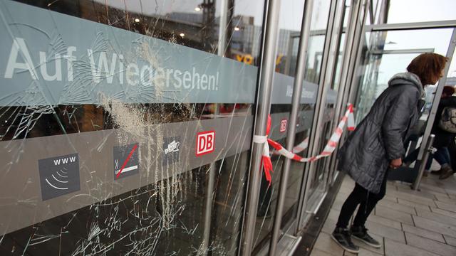 Zerstörte Glasscheiben am Zugang zum Hauptbahnhof in Köln. Bei einer Demo gegen Salafisten haben sich Hooligans und Rechtsradikale am Hauptbahnhof massive Auseinandersetzungen mit der Polizei geliefert.