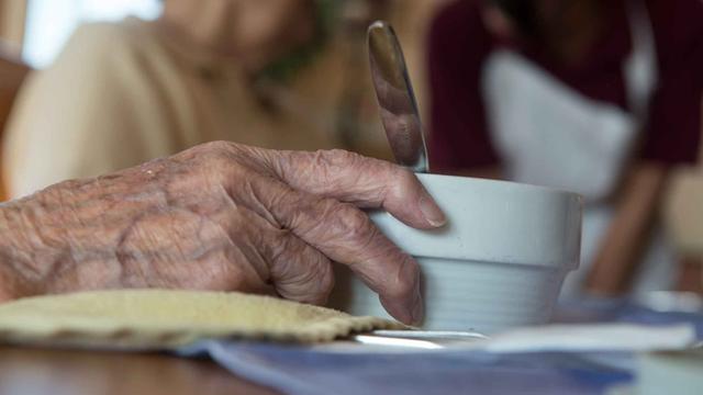 Eine Bewohnerin der Seniorenwohnanlage Ludwigstift isst eine Suppe