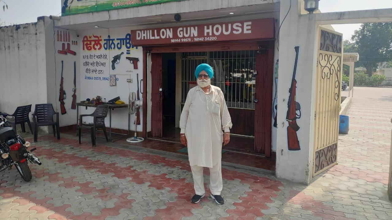 Amarbir Singh Dhillon, der Eigentümer des kleinen Waffengeschäft in Ferozepur. Amarbir Singh Dhillon, der Eigentümer des kleinen Waffengeschäft in Ferozepur.
