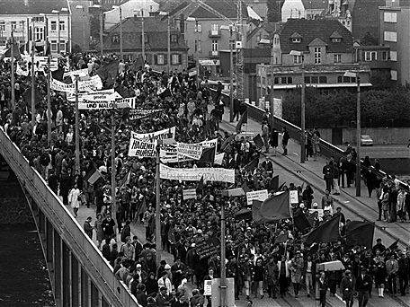 Demonstranten protestieren am 11. Mai 1968 auf der Kennedybrücke in Bonn gegen die Notststandsgesetze. Demonstranten protestieren am 11. Mai 1968 auf der Kennedybrücke in Bonn gegen die Notststandsgesetze.