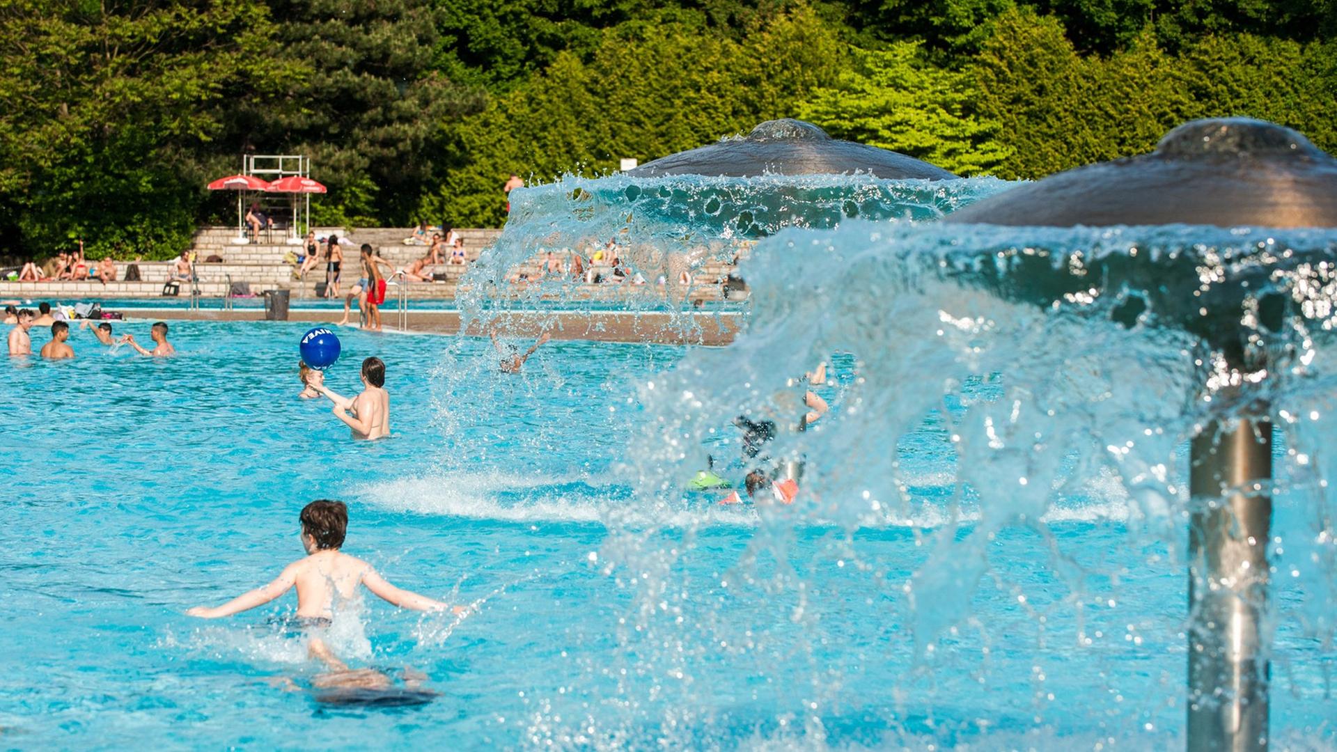Kinder spielen am 20.05.2014 im Freibad Prinzenbad in Berlin unter pilzförmigen Brunnen. Kinder spielen am 20.05.2014 im Freibad Prinzenbad in Berlin unter pilzförmigen Brunnen.
