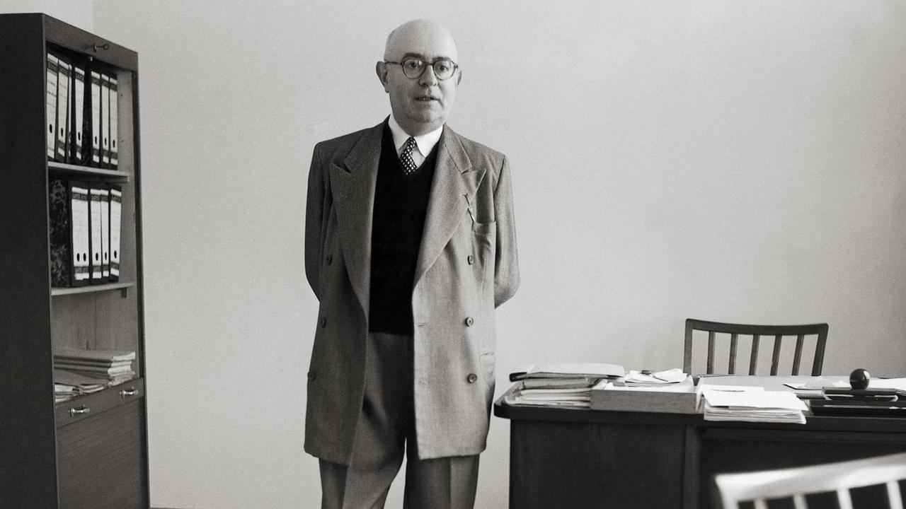 Adorno steht in seinem Büro am Schreibtisch - ein Foto aus dem Jahr 1958 Adorno steht in seinem Büro am Schreibtisch - ein Foto aus dem Jahr 1958