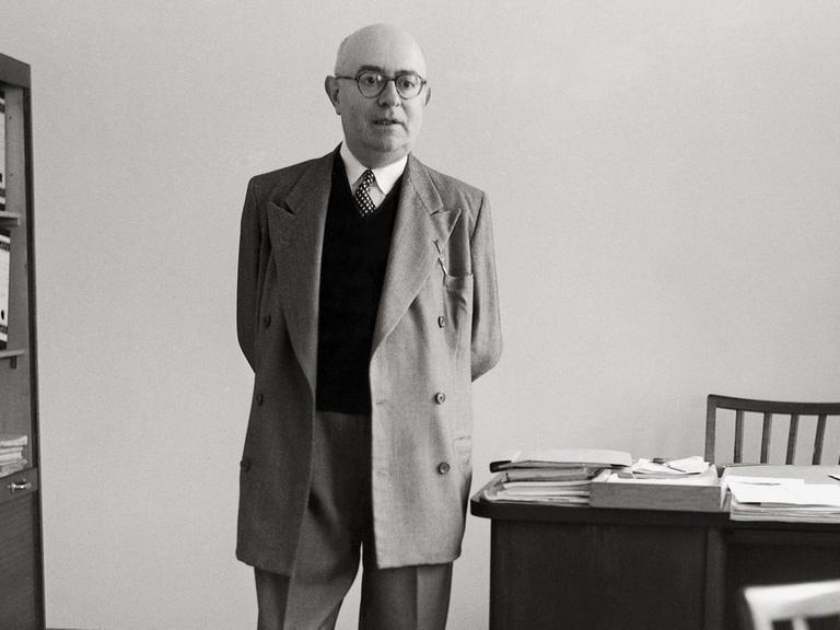 Adorno steht in seinem Büro am Schreibtisch - ein Foto aus dem Jahr 1958