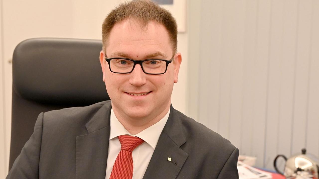 Jan Lindenau (SPD), Bürgermeister von Lübeck, sitzt in seinem Amtszimmer