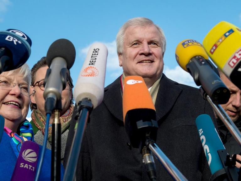 Man sieht CSU-Chef Seehofer vor vielen Mikrofonen.
