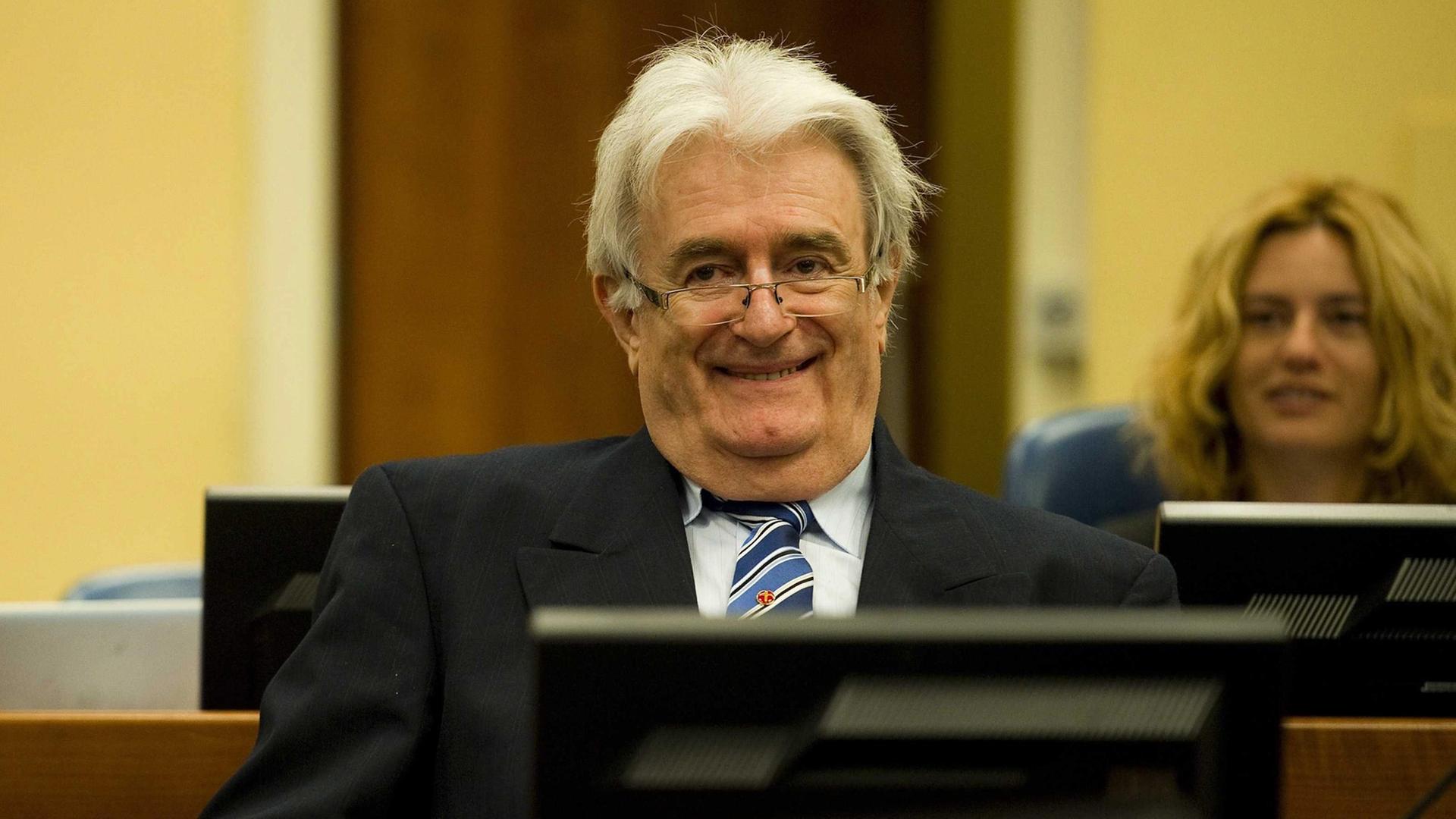 Der ehemalige Serbenführer Radovan Karadzic vor dem UN-Kriegsverbrecher-Tribunal in Den Haag. Der ehemalige Serbenführer Radovan Karadzic vor dem UN-Kriegsverbrecher-Tribunal in Den Haag.