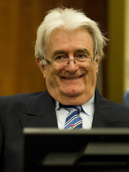 Radovan Karadžić 2013 in Den Haag vor dem Sondertribunal. Das Urteil wird für Oktober 2015 erwartet. 